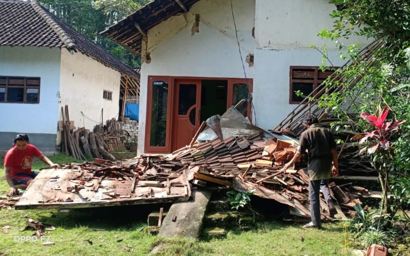 Ilustrasi - Salah satu rumah warga terdampak gempa M6,7 di Desa Tegalrejo, Kabupaten Blitar, Provinsi Jawa Timur, Sabtu (10 - 4) / Istimewa