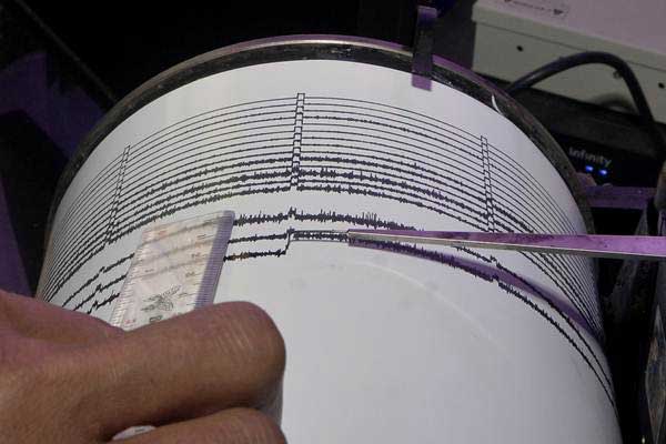 Petugas mengamati grafik seismograf  - ANTARA/Fikri Yusuf