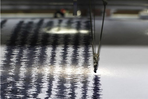 Grafik hasil pencatatan seismometer/seismograf, alat pencatat besaran gempa bumi. - Reuters