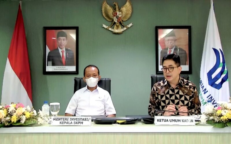 Menteri Investasi/Kepala BKPM Bahlil Lahadalia dan Ketua Umum Kadin Indonesia Arsjad Rasjid dalam penandatanganan Nota kesepahaman (MoU) Jakarta, Jumat (27/8 - 2021).\r\n