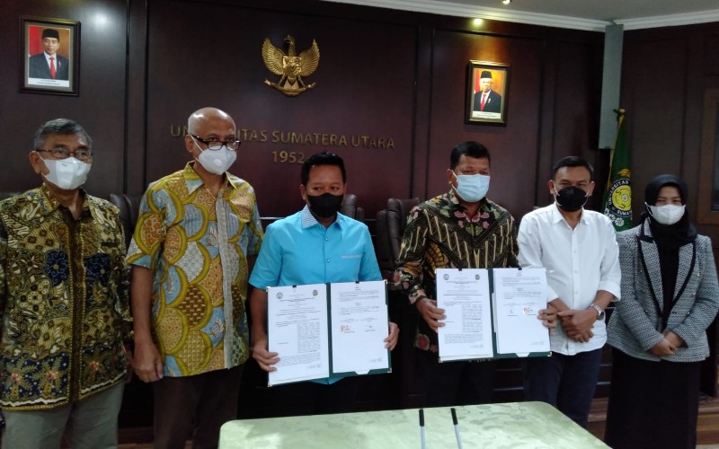 Penandatanganan Memorandum of Agreement antara Gabungan Pengusaha Kelapa Sawit Indonesia (GAPKI) Sumatra Utara bekerja sama dengan Universitas Sumatra Utara (USU), Medan, Jumat (14/1/2022).  - Bisnis/Nanda Fahriza Batubara