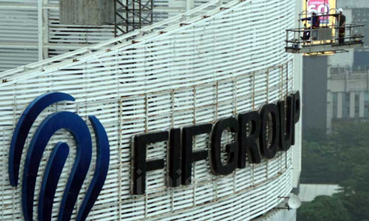 Pekerja beraktifitas di dekat logo FIF Group, Jakarta, Sabtu (29/2/2020). Bisnis - Himawan L Nugraha 