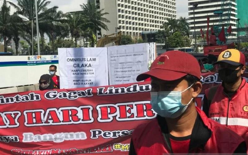 Buruh pedemo dari Konfederasi Kongres Aliansi Serikat Buruh Indonesia (KASBI) menyampaikan tuntutan pencabutan UU Cipta Kerja di Jakarta, Sabtu (1/5/2021). - Antara \r\n\r\n