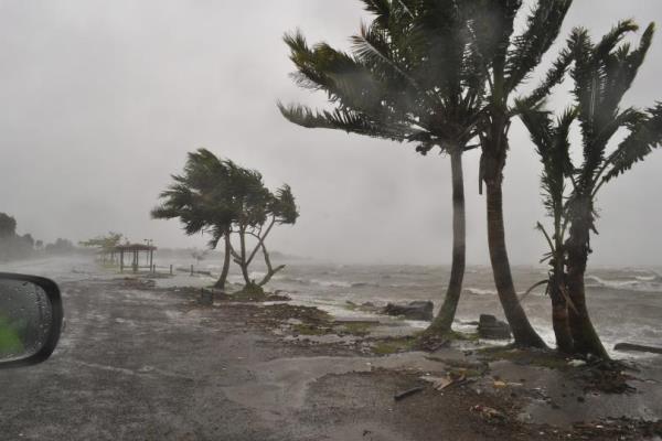 Ilustrasi: Terjangan badai Evan di pesisir pantai Queen Elizabeth, di Suvam Fiji, 17 Desember 2012. - Reuters/Kementerian Informasi Fiji