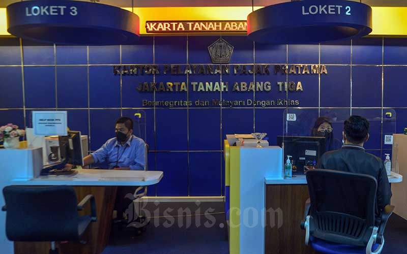 Petugas melayani wajib pajak di KPP Pratama Jakarta Tanah Abang Tiga, Jakarta, Rabu (5/1/2022). Bisnis - Fanny Kusumawardhani