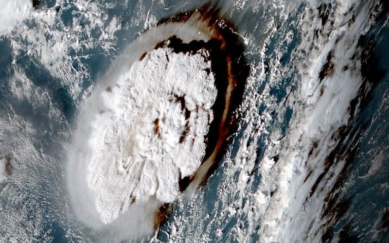 Citra satelit tsunami yang terjadi di Tonga - BBC