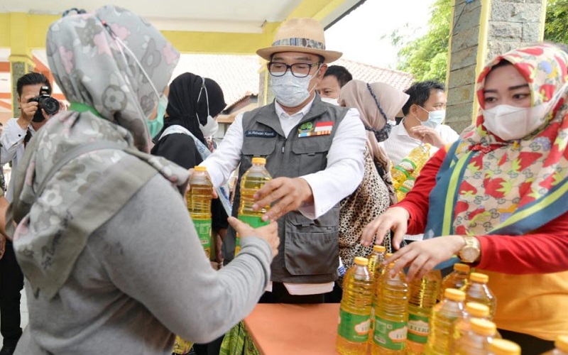 Gubernur Jawa Barat Ridwan Kamil ikut melayani ibu-ibu saat operasi pasar minyak goreng. - Istimewa