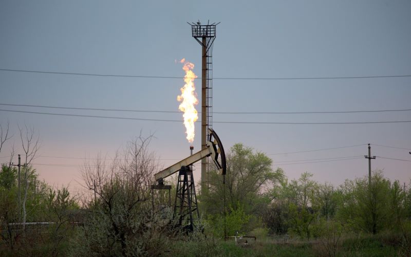 Ilustrasi - Pompa angguk di ladang minyak dan gas - Bloomberg/Andrey Rudakov