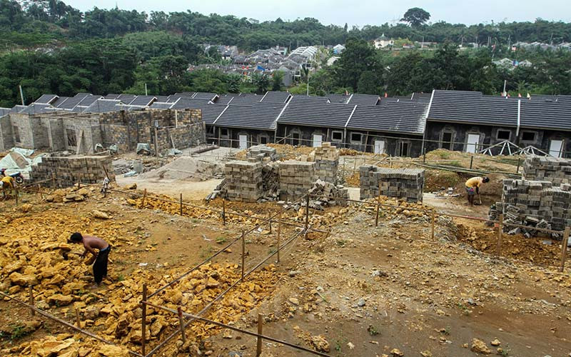 Pekerja beraktivitas di proyek pembangunan perumahan subdisi di kawasan Ciseeng, Kabupaten Bogor, Jawa Barat, Sabtu (15/1/2022).  - Bisnis/Arief Hermawan P