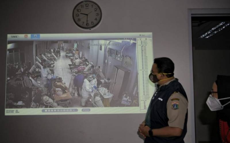 Gubernur DKI Jakarta Anies Baswedan melalui monitor CCTV meninjau kondisi terkini di Rumah Sakit Khusus Daerah (RSKD) Duren Sawit, Jakarta Timur, Senin (29/6/2021) malam./Antara - Dokumentasi Pribadi