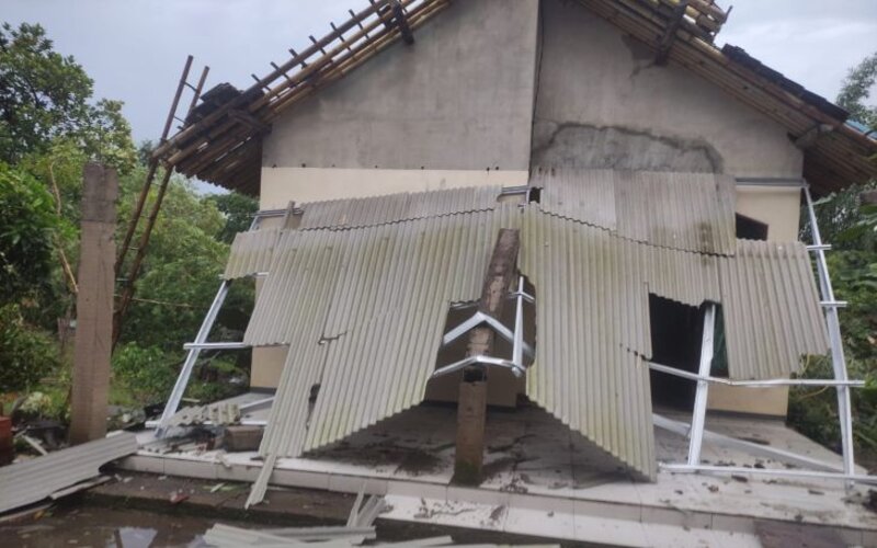 Sebuah rumah rusak akibat diterjang angin kencang yang disertai hujan deras di Kabupaten Jember, Minggu (16/1/2022) sore. - Antara/BPBD Jember.