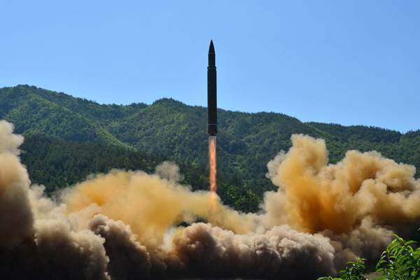 Dokumentasi - Uji  coba rudal balistik antarnenua Hwasong-14, Selasa (4/7/2017) yang dirilis Kantor Berita Korea Utara KCNA. - Reuters