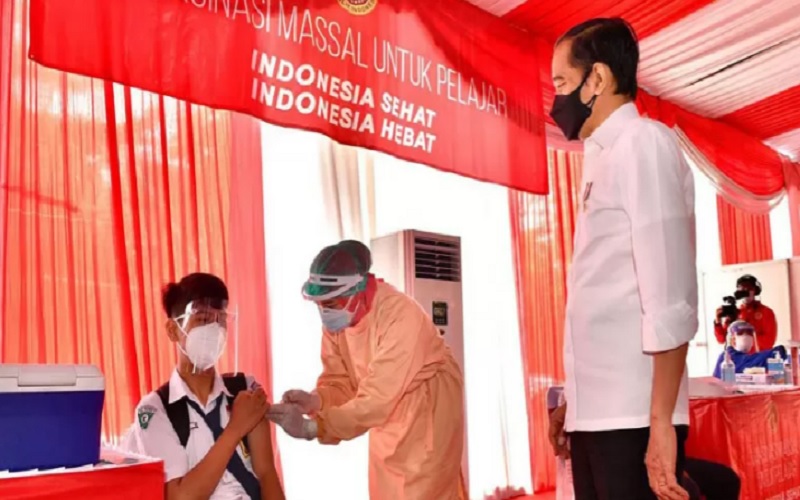 Presiden Joko Widodo meninjau vaksinasi massal untuk pelajar di SMPN 3 Mejayan, Kabupaten Madiun, Jawa Timur, Kamis (19/8/2021). - Antara