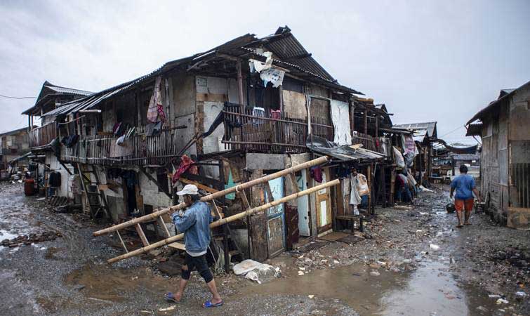 Warga beraktivitas di permukiman semi permanen di Kampung Kerang Ijo, Muara Angke, Jakarta, Selasa (22/1/2019). - ANTARA/Aprillio Akbar