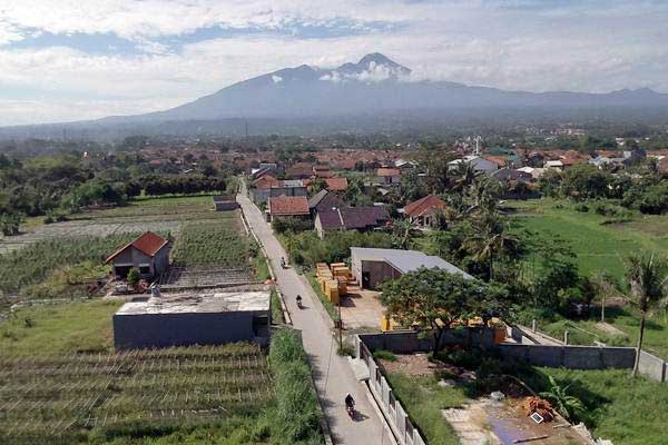 Warga berkendara di jalan yang dibangun mengunakan dana desa 2018, di Desa Laladon, Bogor, Jawa Barat, Jumat (28/12/2018). - ANTARA/Yulius Satria Wijaya