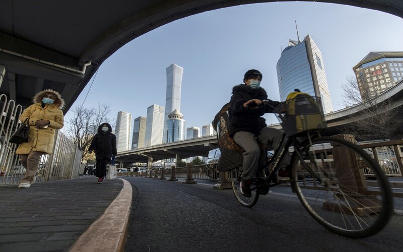 Pejalan kaki dan pesepeda di pusat distrik bisnis in Beijing, China, Selasa (23/11/2021) -  Bloomberg / Qilai Shen
