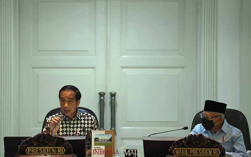 Presiden Joko Widodo (kiri) didampingi Wakil Presiden Ma'ruf Amin memimpin rapat terbatas terkait evaluasi pemberlakuan pembatasan kegiatan masyarakat (PPKM) di Kantor Presiden, Jakarta, Senin (3/1/2022). ANTARA FOTO - Sigid Kurniawan