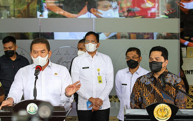 Menteri BUMN Erick Thohir (kanan) dan Jaksa Agung ST Burhanuddin (kiri) memberikan keterangan seusai pertemuan di gedung Kejaksaan Agung, Jakarta, Selasa (11/1/2022).. Bisnis - Arief Hermawan P