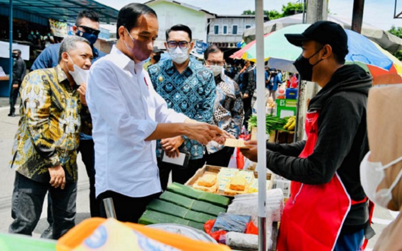 Presiden Jokowi saat menyerahkan BLT kepada pedagang di Pasar Sederhana Kota Bandung. - Istimewa