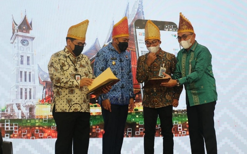Wakil Gubernur Sumatra Barat Audy Joinaldy (dua kiri) dalam kegiatan penandatanganan Memorandum of Understanding (MOU) dan Perjanjian Kerjasama (PKS) antara lima kota dan satu kabupaten bersama BNI di Auditorium Gubernuran, Padang, Senin (17/1/21).  - Istimewa