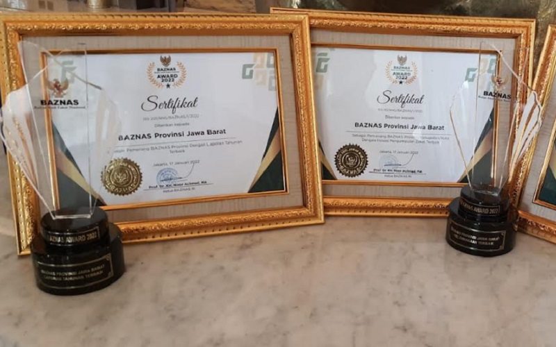 Gubernur Jawa Barat Ridwan Kamil meraih empat penghargaan di ajang Baznas Award 2022 yang digelar di Jakarta, Senin (17/1 - 2022).