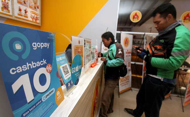 Pengemudi Ojek Online membeli pesanan makanan yang diorder dari aplikasi di Jakarta. Bisnis - Arief Hermawan P 