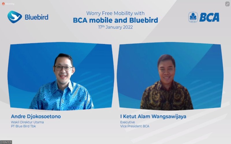 Wakil Direktur Utama PT Blue Bird Tbk., Andre Djokosoetono dan Executive Vice President BCA I Ketut Alam Wangsawijaya dalam konferensi pers secara virtual, Senin (17/1/2022)  -  Rika Anggraeni