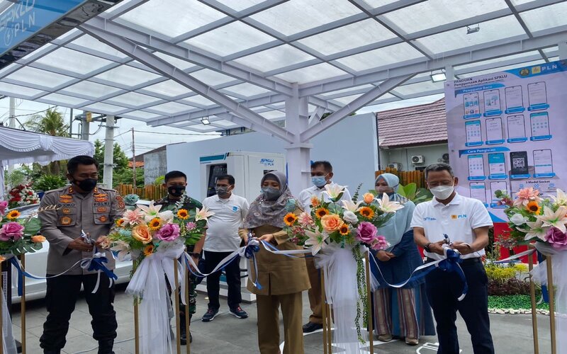 Wakil Gubernur NTB Sitti Rohmi Djalillah menggunting pita tanda peresmian SPKLU di PLN UP3 Mataram. - Ist