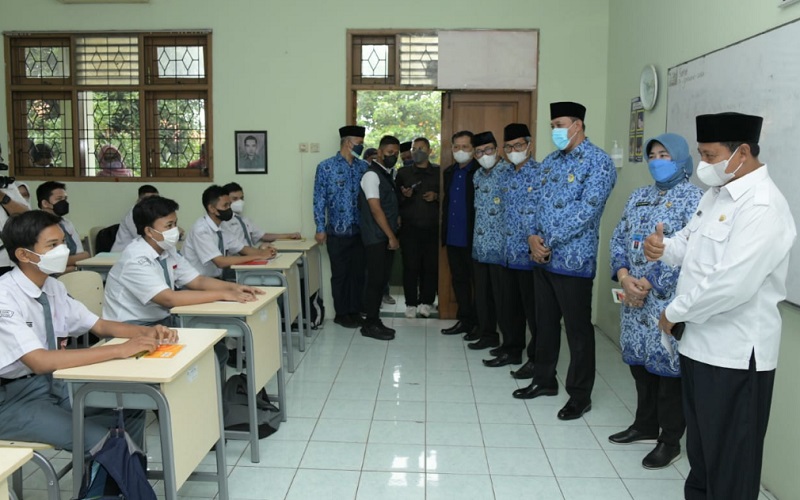 Wakil Gubernur Jawa Barat Uu Ruzhanul Ulum (kanan) saat meninjau proses belajar di SMA Negeri 1 Kota Bekasi