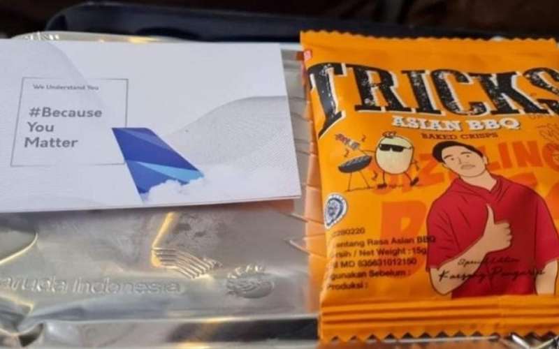 Beredar foto dari penumpang pesawat Garuda Indonesia terkait snack bergambar Kaesang. - media sosial