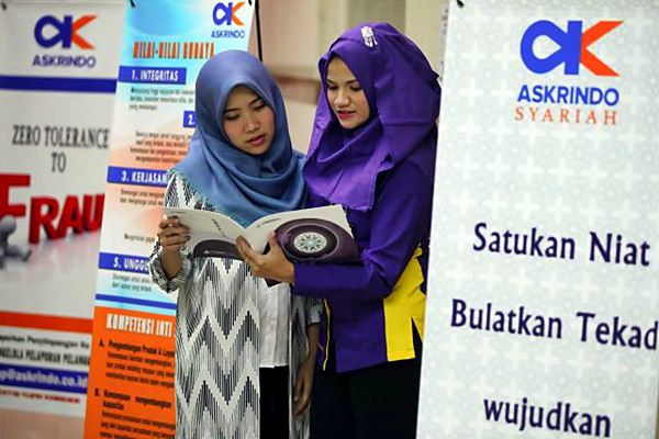 Karyawati beraktivitas di kantor PT Jaminan Pembiayaan Askrindo Syariah di Jakarta. - JIBI/Dwi Prasetya