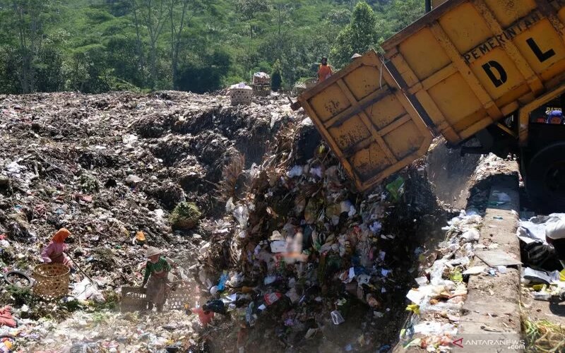 Sejumlah pemulung memilah sampah di Tempat Pembuangan Akhir (TPA) Sanggrahan, Kranggan, Temanggung, Jawa Tengah Rabu (22/5/2019). - Antara/Anis Efizudin.