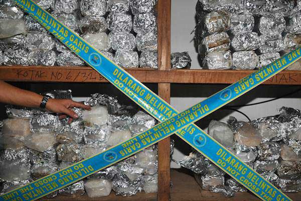 Petugas BNN menunjukkan barang bukti narkotika jenis sabu yang diamankan saat penggerebekan di sebuah rumah di Jalan Muara Karang Cantik, Pluit, Penjaringan, Jakarta Utara, Rabu (26/7) malam. - ANTARA/Sigid Kurniawan