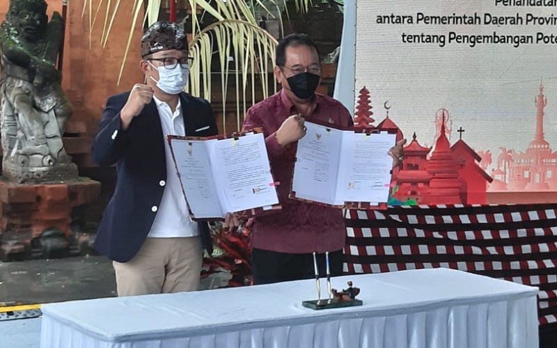 Gubernur Jabar Ridwan Kamil (kiri) usai penandatanganan kerja sama antara Jabar dan Bali, bersama Wakil Gubernur Bali Tjokorda Oka Artha Ardana Sukawati.