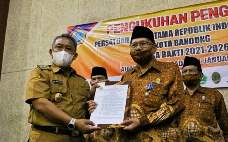 Plt Wali Kota Bandung Yana Mulyana (kiri)