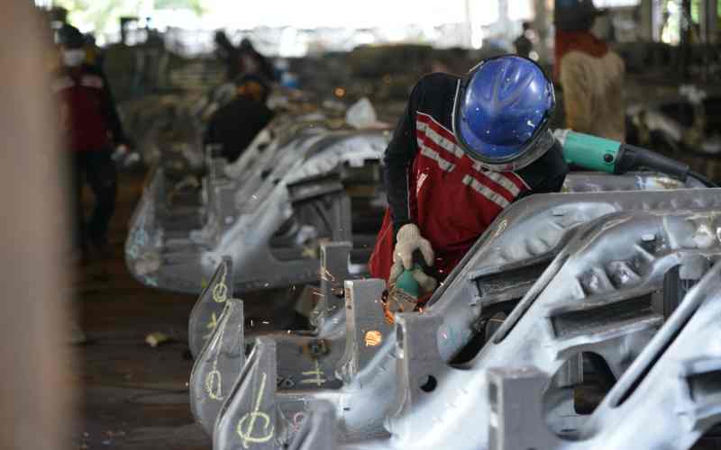 Pekerja PT Barata Indonesia saat menggarap produk Bogie atau komponen kereta api. - dok. Barata Indonesia