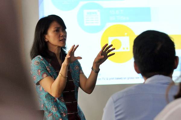 Executive Director, Head of Media Business Nielsen Indonesia Hellen Katherina menjelaskan hasil riset tentang belanja iklan media, di Jakarta, Rabu (13/9). - JIBI/Abdullah Azzam