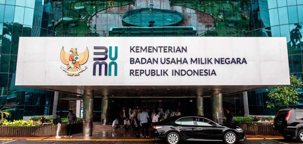 Logo baru Kementerian Badan Usaha Milik Negara (BUMN) terpasang di Gedung Kementerian BUMN, Jakarta, Kamis (2/7/2020). - ANTARA FOTO/Aprillio Akbar\\r\\n