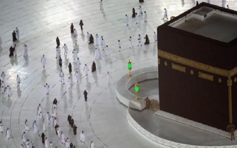Kelompok pertama umat muslim melakukan ibadah umrah dengan penerapan protokol kesehatan di Masjidil Haram, Mekah, Arab Saudi, Sabtu (3/10/2020). - Antara\r\n