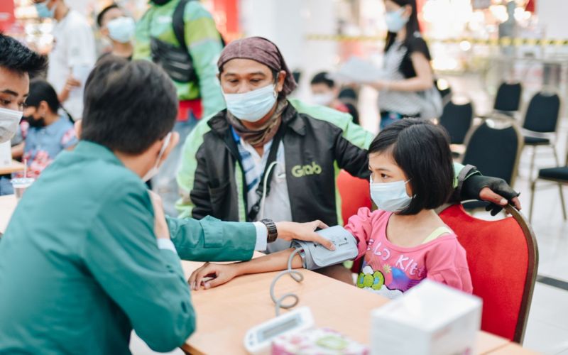 Perwakilan anak/anak mitra pengemudi Grab yang menerima vaksinasi dalam acara Vaksinasi Anak, kolaborasi Grab dan Polrestabes Palembang. istimewa