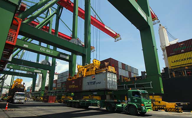 Sejumlah truk mengantre muatan peti kemas di Terminal Teluk Lamong, Surabaya, Jawa Timur, Kamis (13/2/2020). - Antara/Didik Suhartono