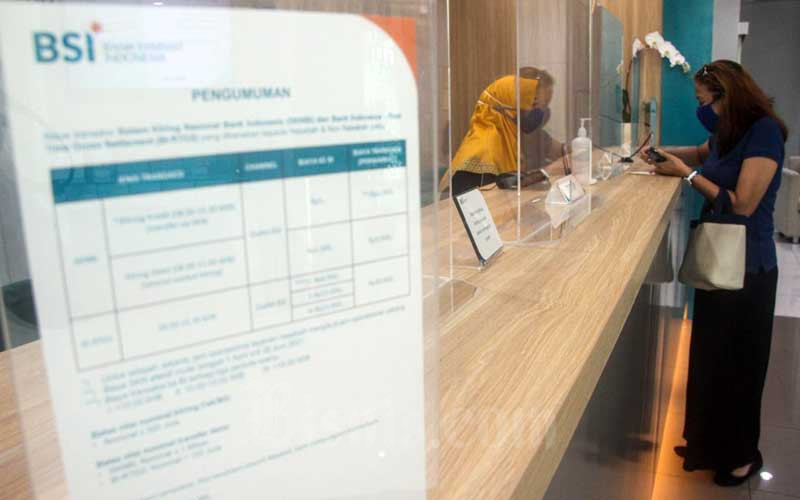 Karyawati Bank Syariah Indonesia melayani nasabah di KC Jakarta Hasanudin, Jakarta, Selasa (2/2/2021). Bisnis - Arief Hermawan P