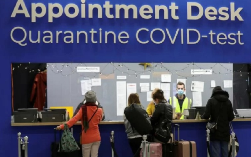 Penumpang menunggu di depan meja pendaftaran karantina dan uji Covid-19 di Bandara Schiphol setelah otoritas kesehatan Belanda mengatakan 61 orang yang tiba di Amsterdam dengan penerbangan dari Afrika Selatan terbukti positif Covid-19 pada 27 November 2021. - Antara/Reuters
