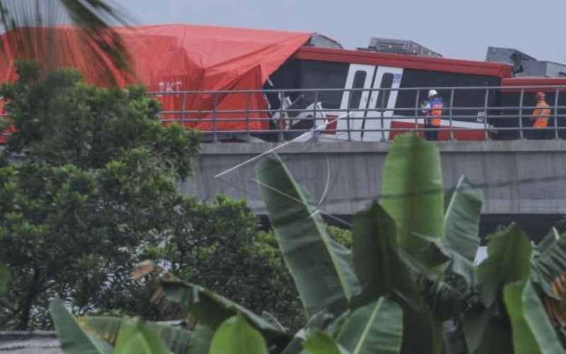 Petugas memeriksa gerbong kereta LRT yang mengalami kecelakaan di ruas Cibubur-TMII, Jakarta, Senin (25/10/2021).  - Antara Foto/Asprilla Dwi Adha