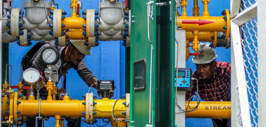 Pekerja PT Perusahaan Gas Negara Tbk (PGN) melakukan perawatan regulator jaringan gas rumah tangga (jargas) di Krueng Geukuh, Kecamatan Dewantara, Aceh Utara, Aceh, Selasa (2/6/2020). - Antara / Rahmad
