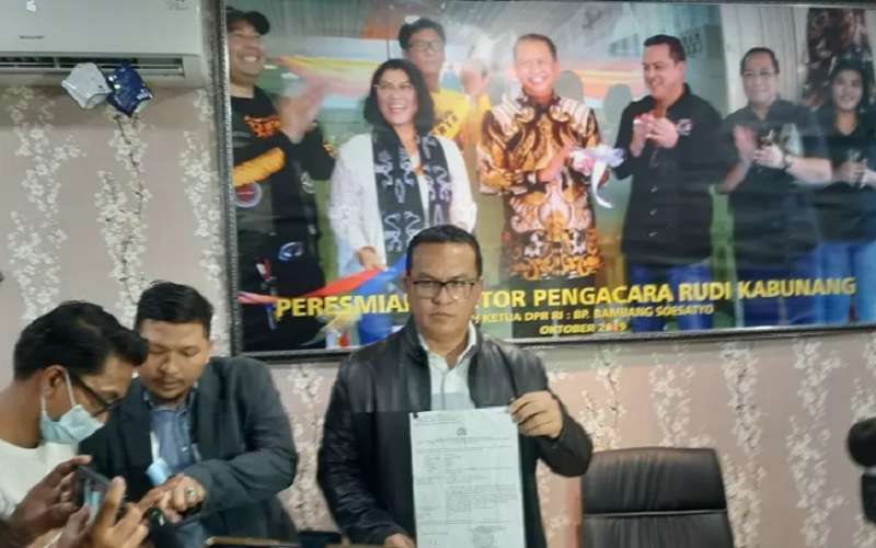 Pengacara Ayu Thalia Rudi Kabunang menunjukkan laporan aduan polisi terkait dugaan penganiaayan yang dilakukan Nicholas Sean, di Jakarta Selatan, Rabu (1/9/2021). - Antara