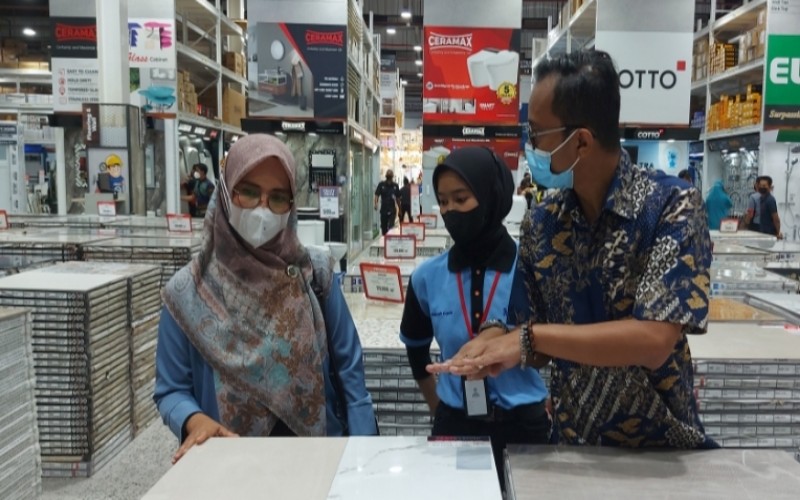 General Manager Marketing Communication Mitra10, Erick Koswara (kanan) sedang berbincang dengan pelanggan di Pekanbaru. Mitra10 resmi membuka gerai ke-43 di Pekanbaru, Riau, Kamis (20/1 - 2022). Bisnis/Arif Gunawan
