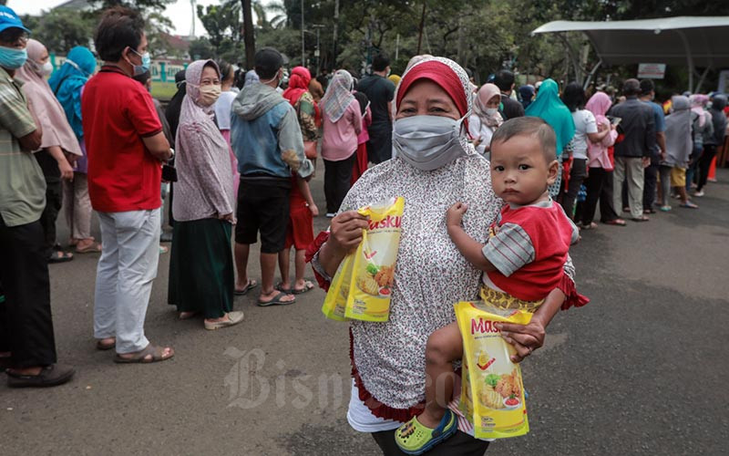 Sejumlah warga antre untuk membeli minyak goreng kemasan saat operasi pasar minyak goreng murah di Halaman Kantor Kecamatan Pamulang, Tangerang Selatan, Banten, Selasa (11/1/2022). - Bisnis/Eusebio Chrysnamurti