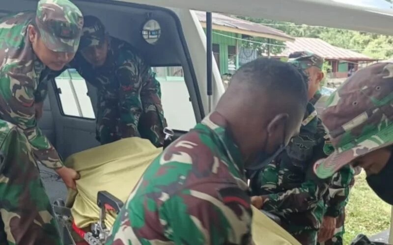 Anggota Kodim 1809/Maybrat mengevakuasi satu anggota TNI AD korban penembakan di Distrik Aifat Timur kabupaten Maybrat Papua Barat, Kamis (20/1/2022). - Kodim 1809/Maybrat