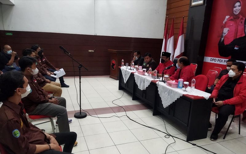 Ketua DPD PDI Perjuangan Jawa Barat Ono Surono (berpeci hitam) saat memberikan keterangan terkait sikap pihaknya soal Arteria Dahlan. - Bisnis/Dea Andriyawan